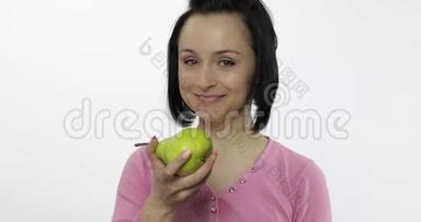 女人吃新鲜的梨，说。 女孩先咬一口然后说想咬